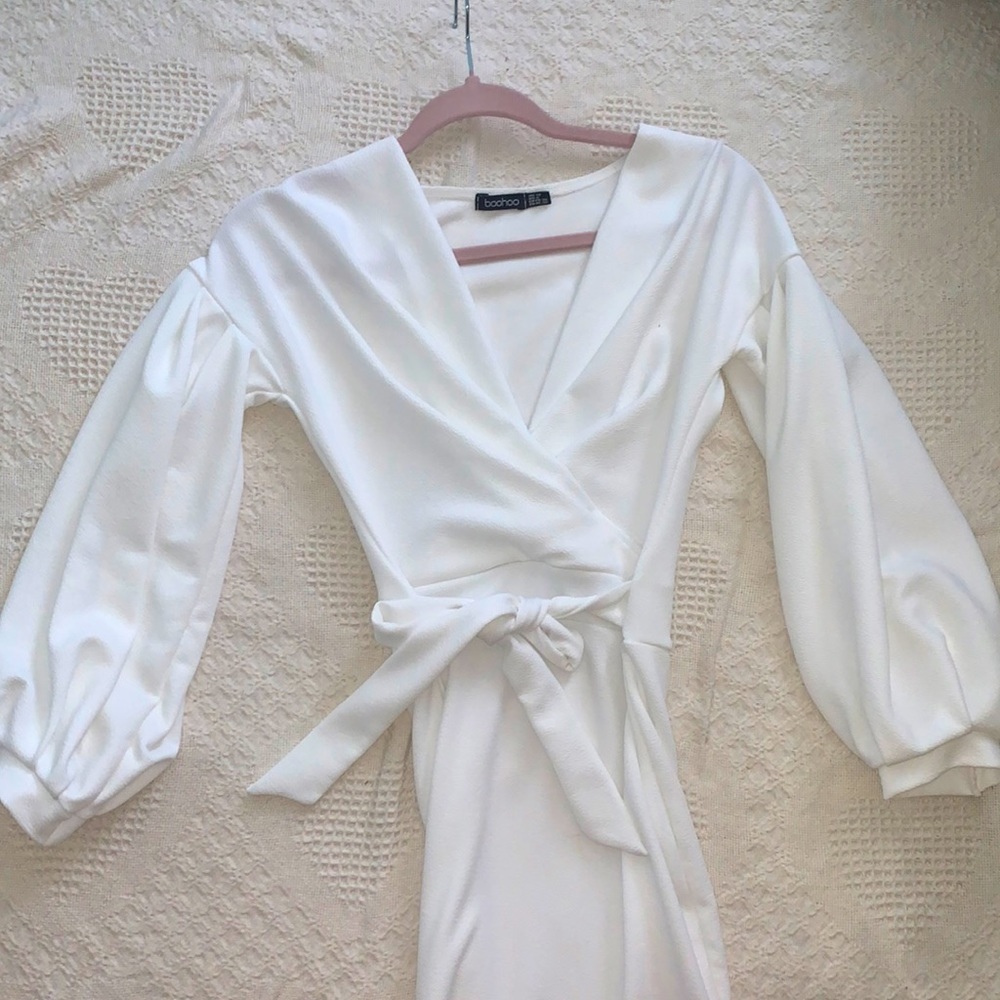 white boohoo dress